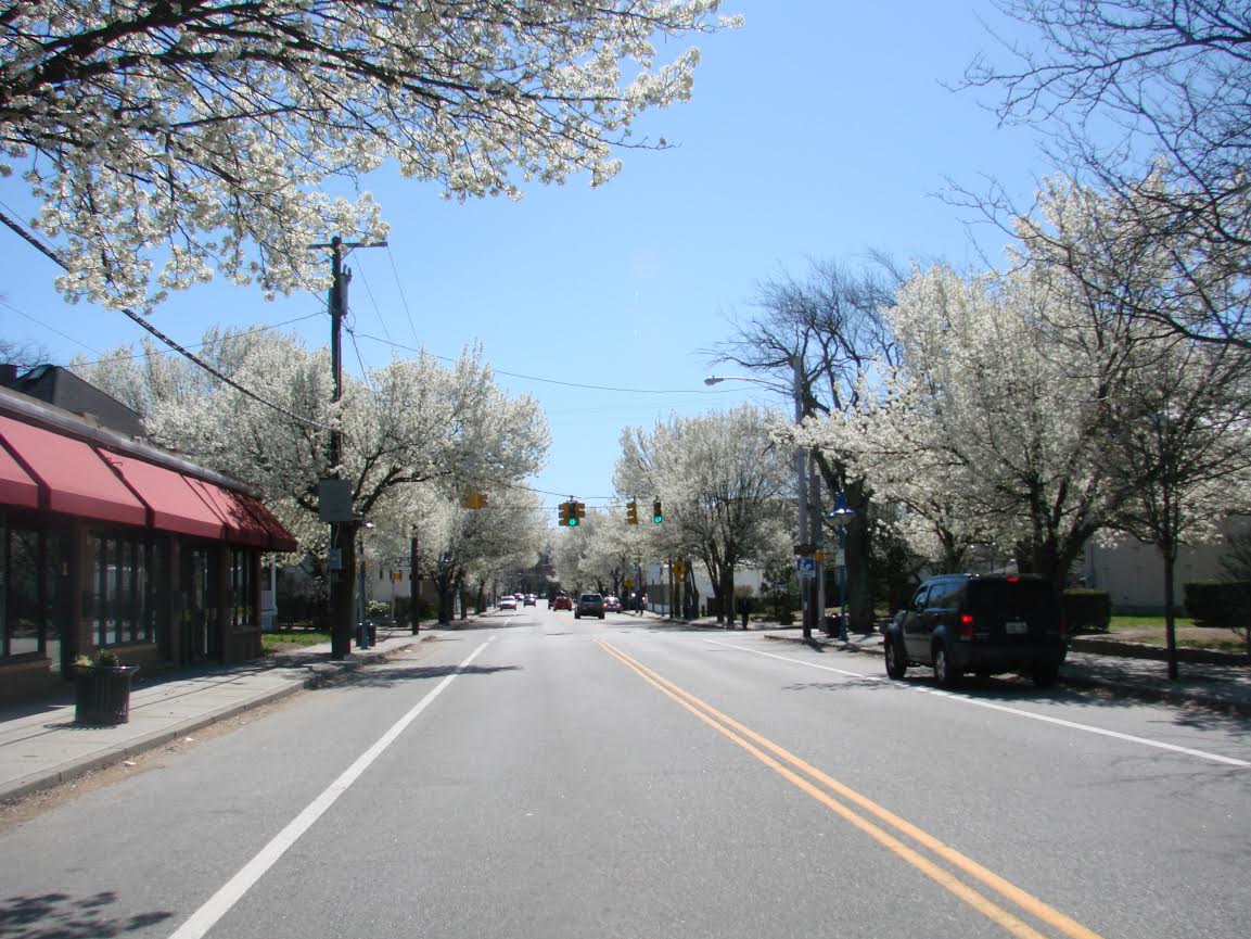 West Shore Road in Conimicut Village